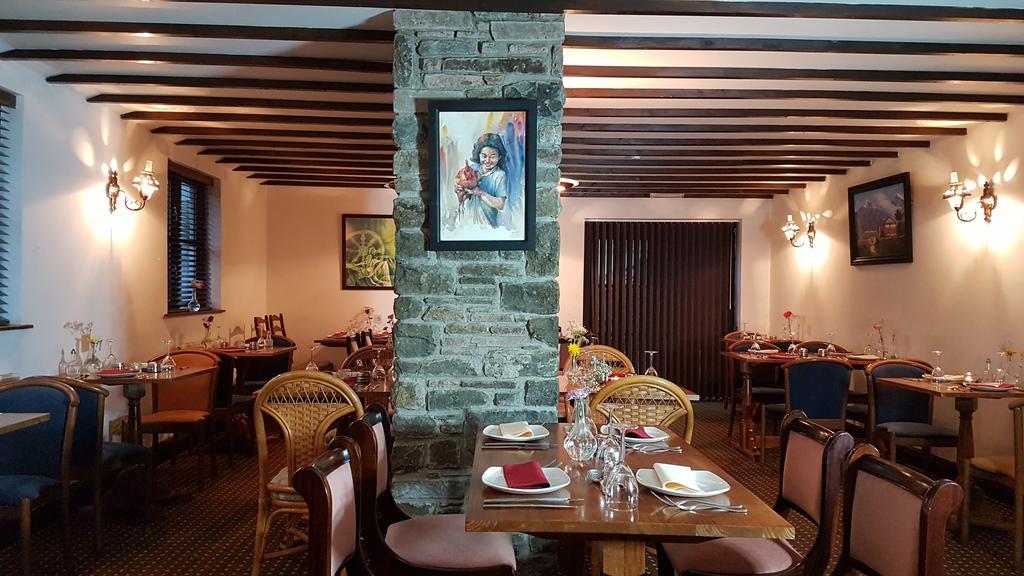 New Gurkha Inn Brecon Extérieur photo