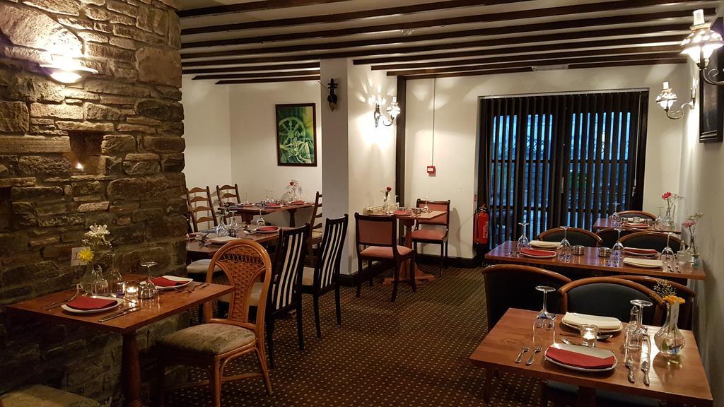 New Gurkha Inn Brecon Extérieur photo